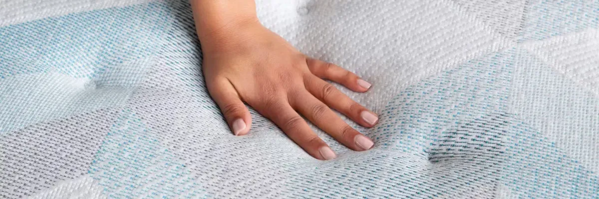 beautyrest-dream-weaver-mattress-close-up-womans-hand